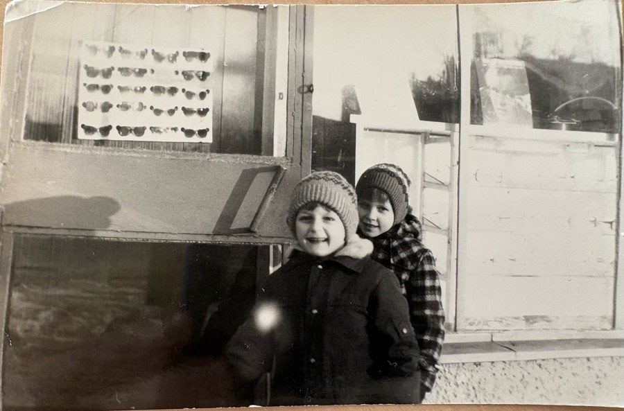 Witryna rodzinnego zakładu optycznego, lata 70.